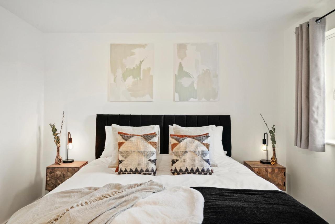 Luxury Apartment At Holt House Milton Keynes Bagian luar foto