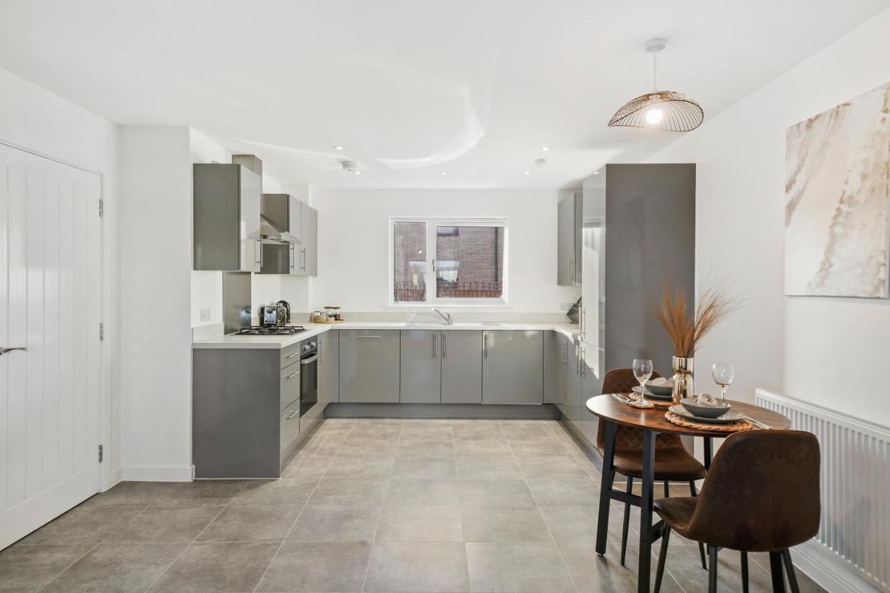 Luxury Apartment At Holt House Milton Keynes Bagian luar foto